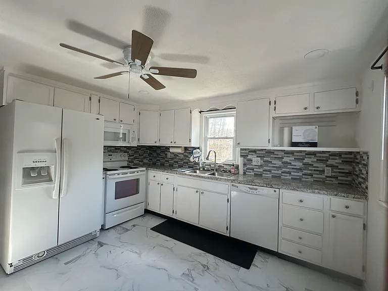 4 Lorraine Ave — Photo 2