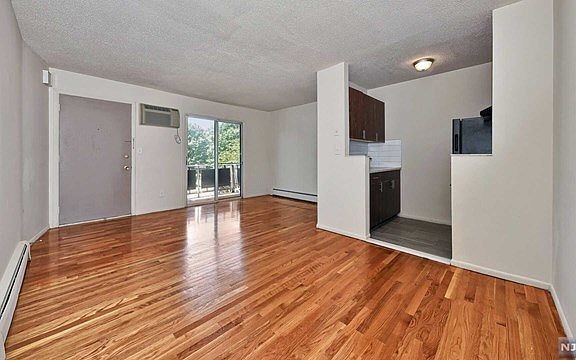 2nd image of 318-322 E Anderson St #320A