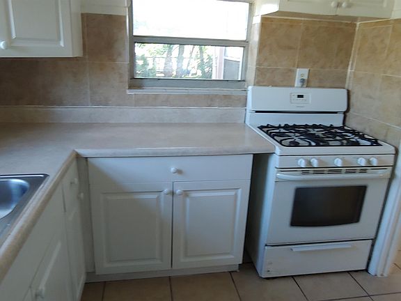 5th image of 830 NW 38th Ave