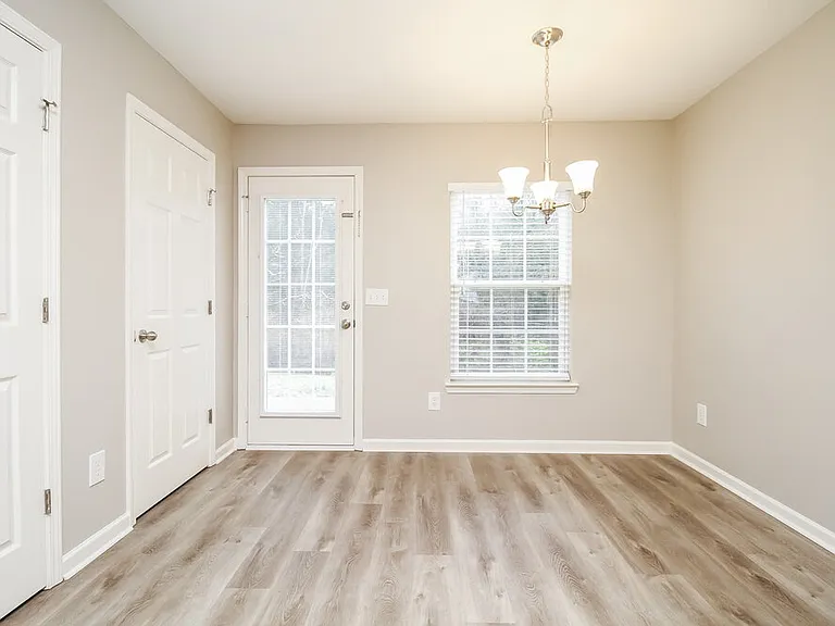 913 Birchmill Point S — Photo 5
