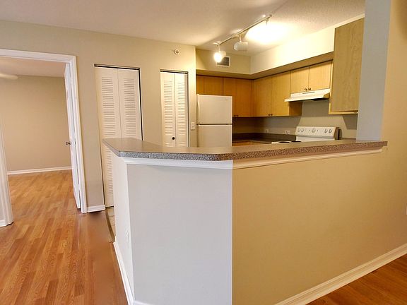 4th image of 804 Villa Cir
