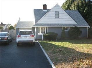 70 Cottonwood Ln, Westbury, NY 11590