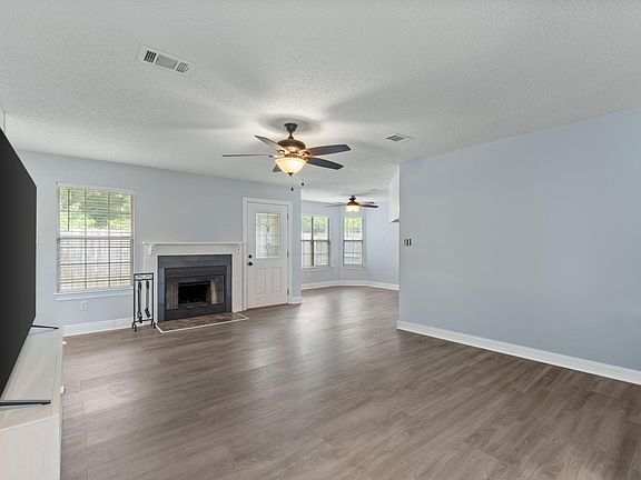 3rd image of 946 Emily Cir