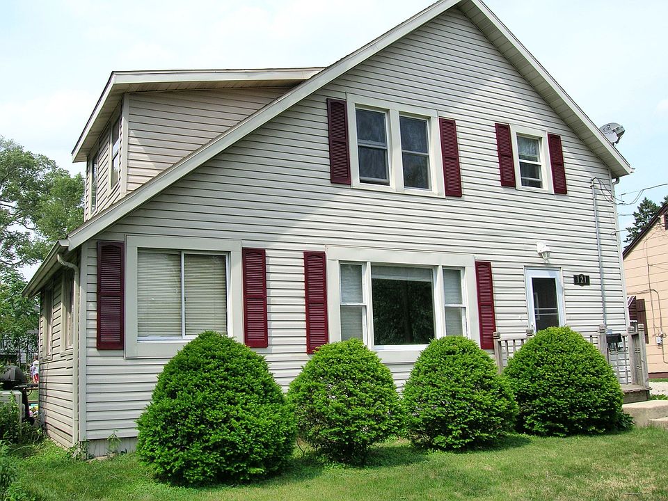 2nd image of 121 Oak St