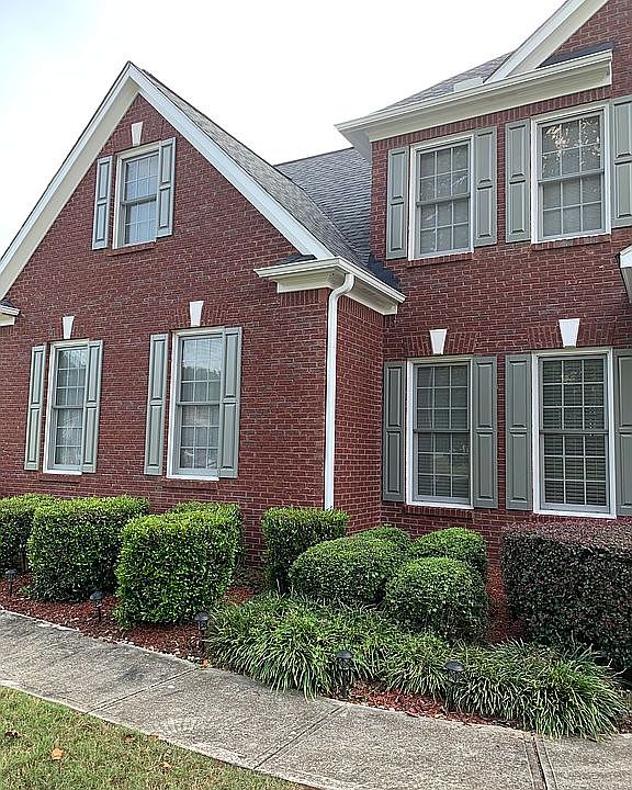 2nd image of 585 Oakview Trl