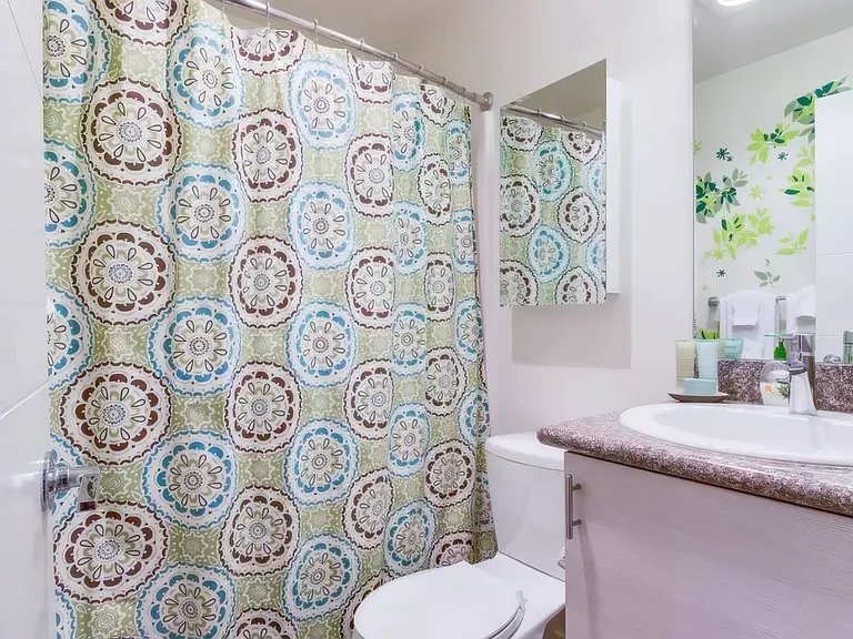 Discover Urban Serenity: Stylish Property in Capitol Hill's Pulse — Photo 10