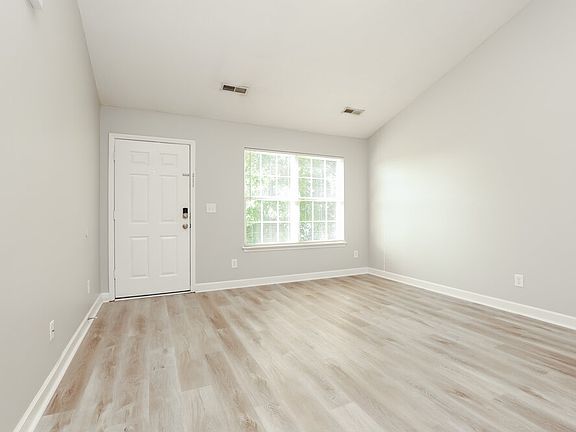 5th image of 641 Belgium Dr