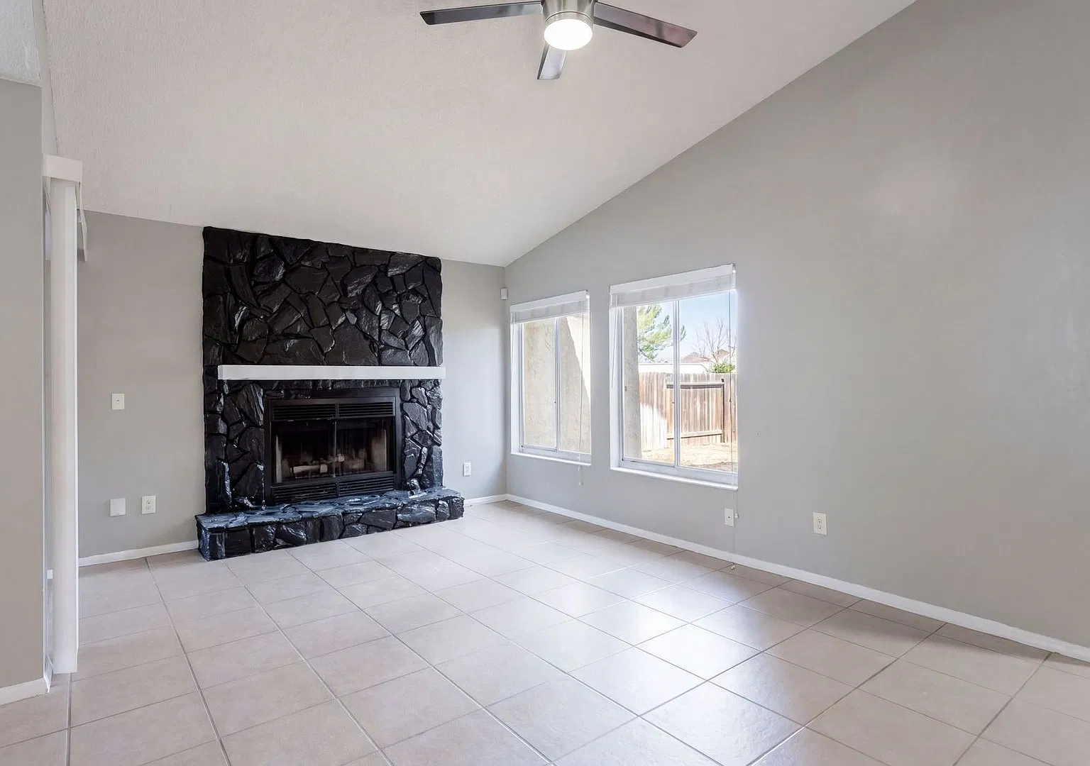 Freshly painted, spacious, 3bdm/2ba home with fireplace and laminate flooring throughout. — Photo 4