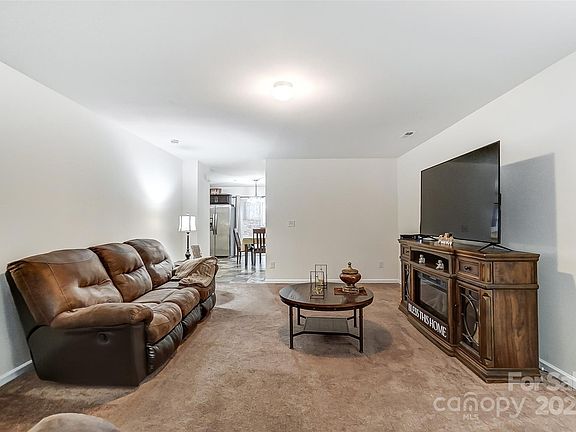 4th image of 1061 Sundance Dr