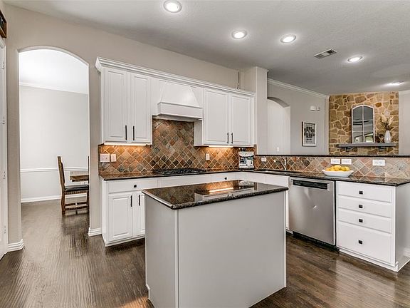 3rd image of 3331 Meadow Bluff Ln