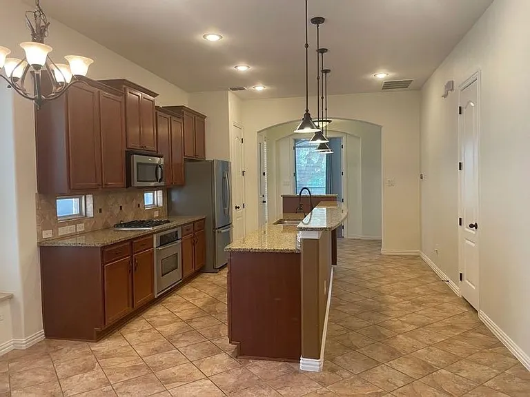 2444 Sunderland Ln — Photo 2