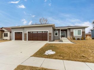 203 Prairie View Dr, Gilbert, IA 50105