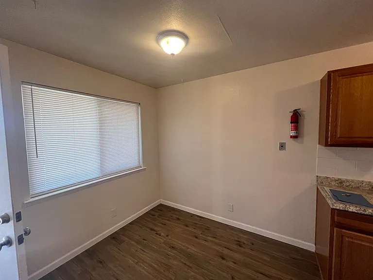 911 Alvarado Dr SE #4 — Photo 7