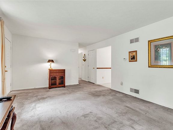 5th image of 122 W Christie Ave