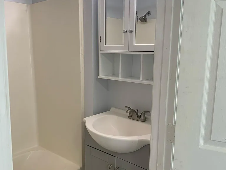 653 E 33rd St #DOWNSTAIRS — Photo 7