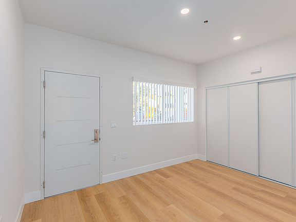 5th image of 2301-2309 Ulric St #405