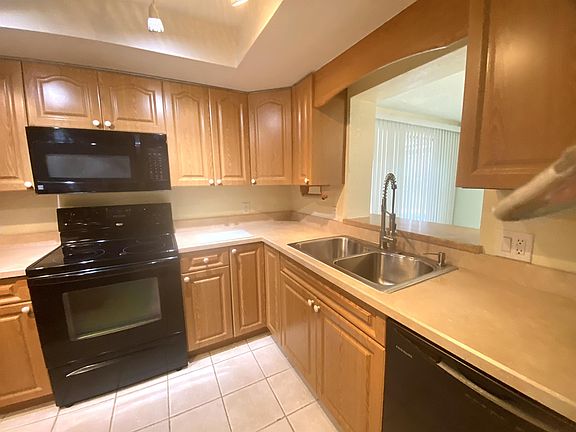 5th image of 1082 Windsor Ter NW