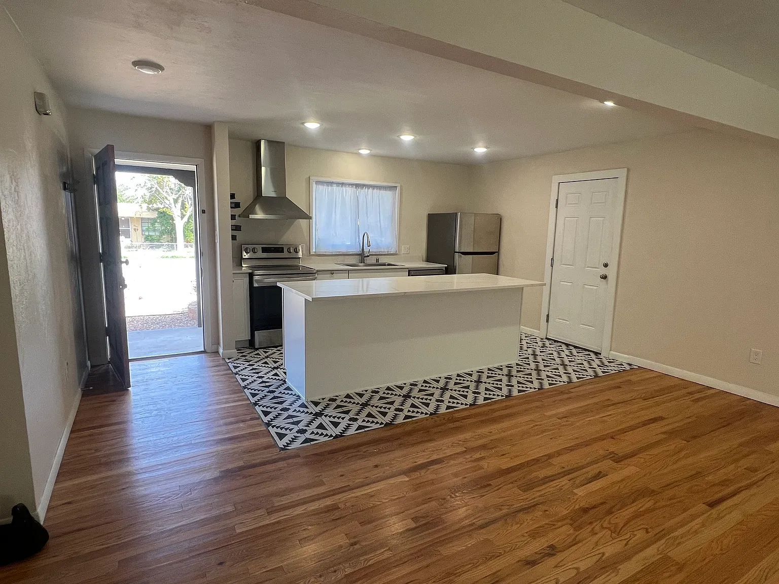3 bed, 1112 sqft, $2,200 — Photo 4