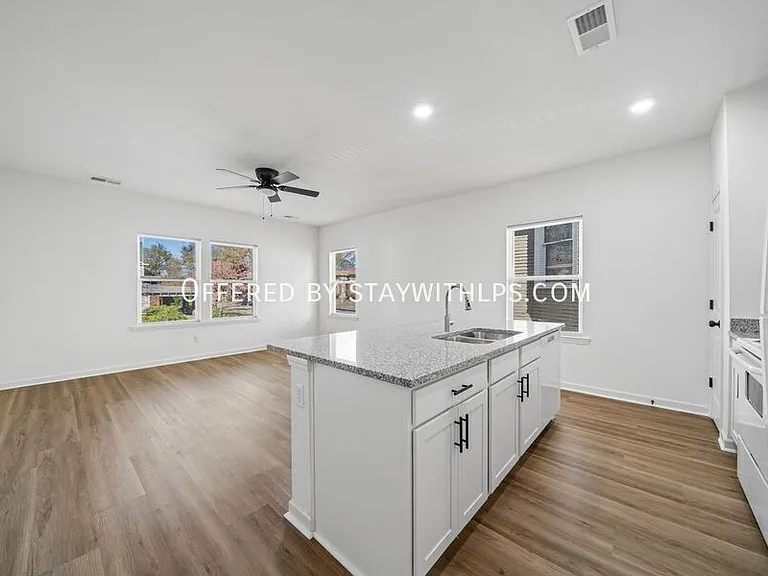 1571 Court Ave #102 — Photo 15