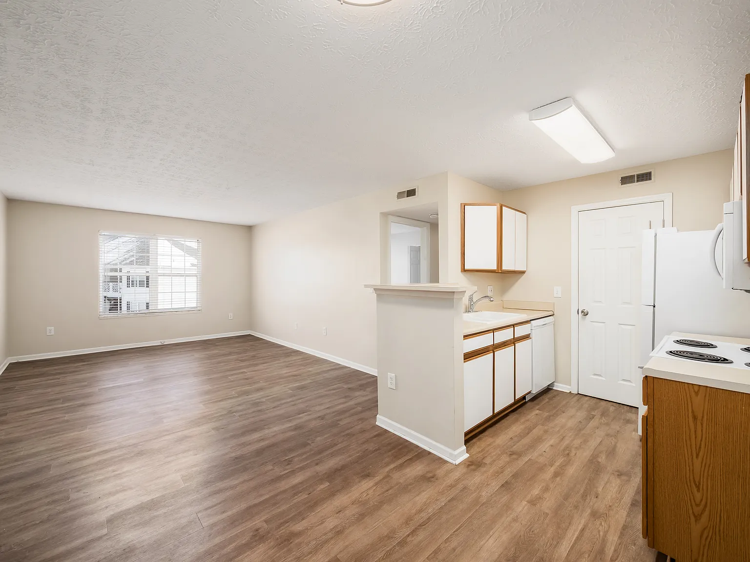 2 bed, 1000 sqft, $1,400 — Photo 3