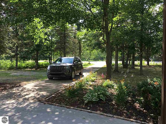 4th image of 5409 Pineview Dr