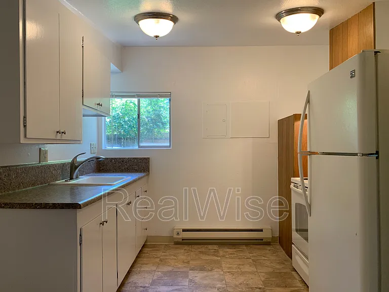 940 SE North St — Photo 56