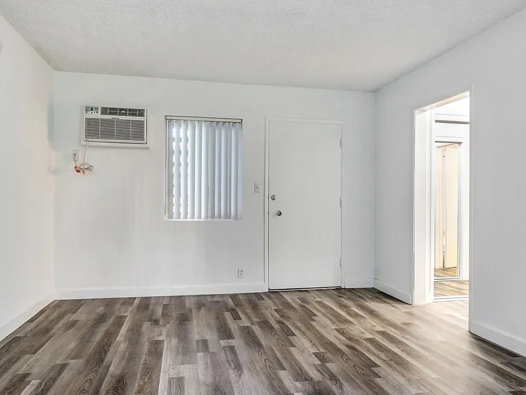 Country Club Apartments — Photo 64