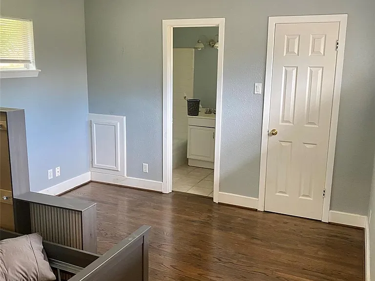 215 Bizerte St — Photo 3
