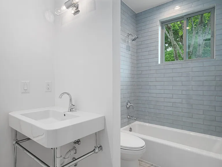 1919 W 38th St — Photo 14