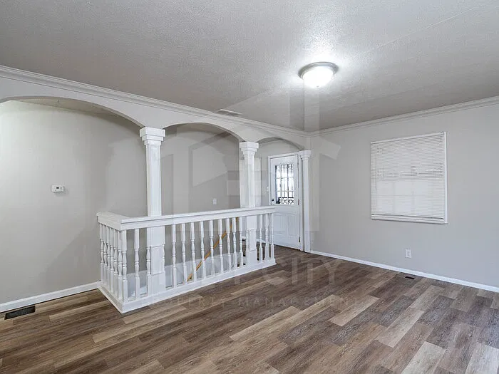 3 bed, 1.0 bath, 720 sqft, $1,300 — Photo 2