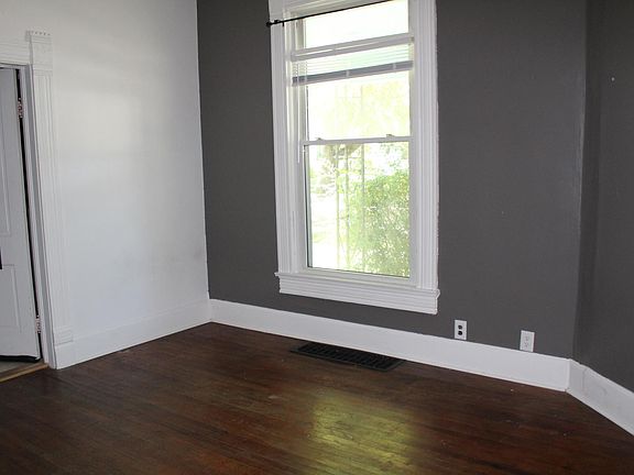 5th image of 901 W University Ave