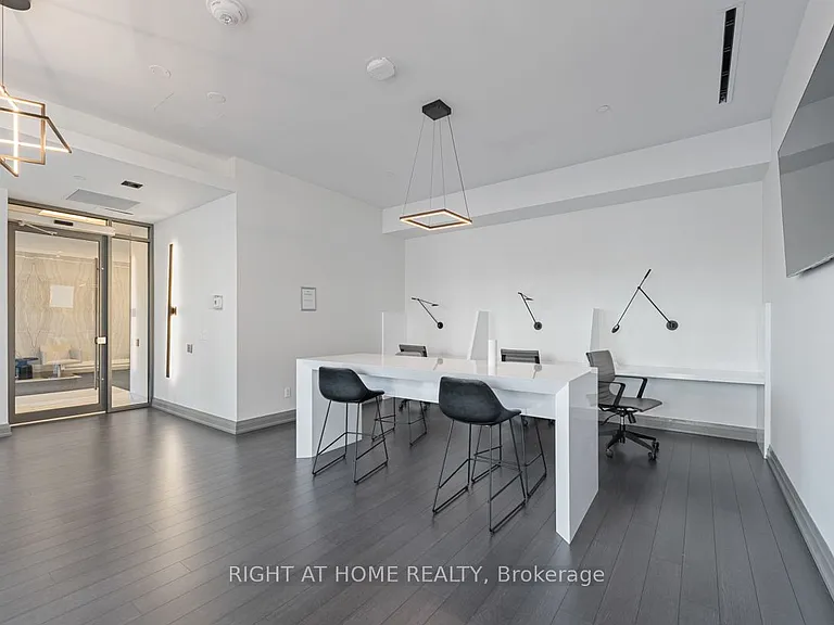 10 Meadowglen Pl — Photo 7