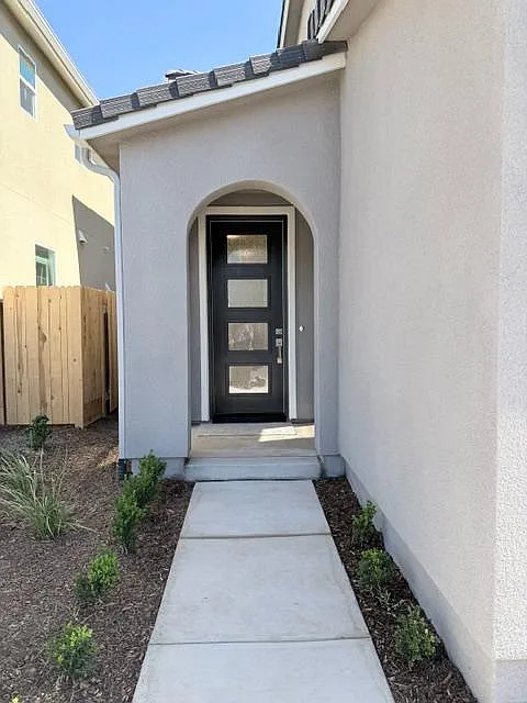 3 bed, 1412 sqft, $2,500 — Photo 2
