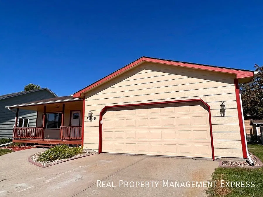 Beautiful 3 Bed 2 Bath House in West Sioux Falls — Photo 2