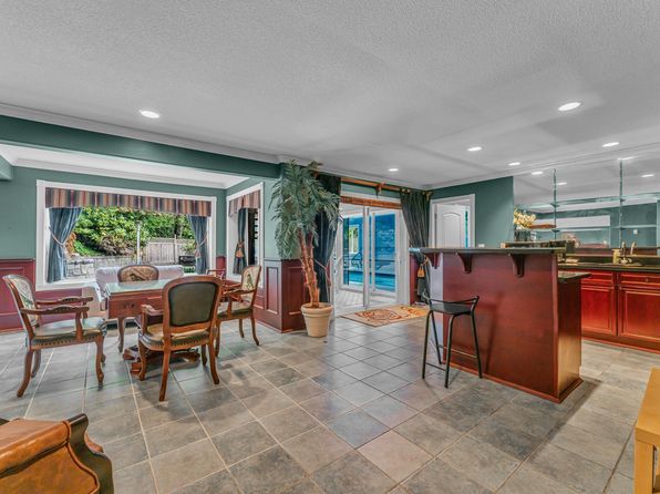 8 bedroom rental in Coquitlam — photo 8