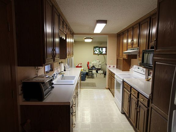 3rd image of 716 Maberly St