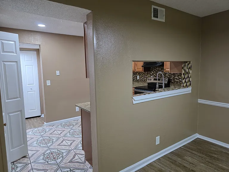 712 Seasons Pkwy — Photo 5