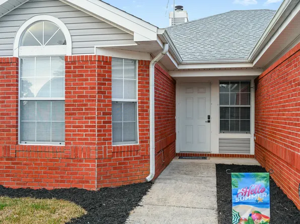 303 W Danielle Ct, Mary Esther, FL 32569