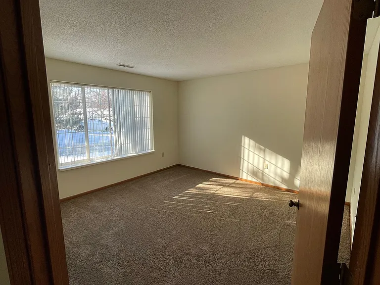910-912 Fox Creek Dr — Photo 15