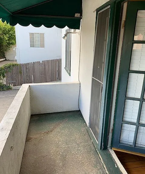 628 Midvale Ave — Photo 10