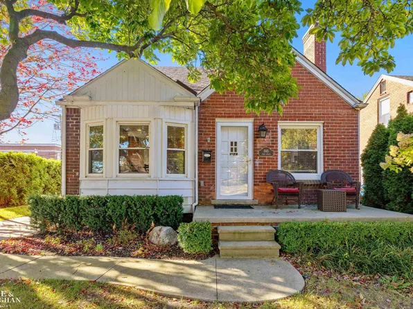 1945 Anita Ave, Grosse Pointe Woods, MI 48236