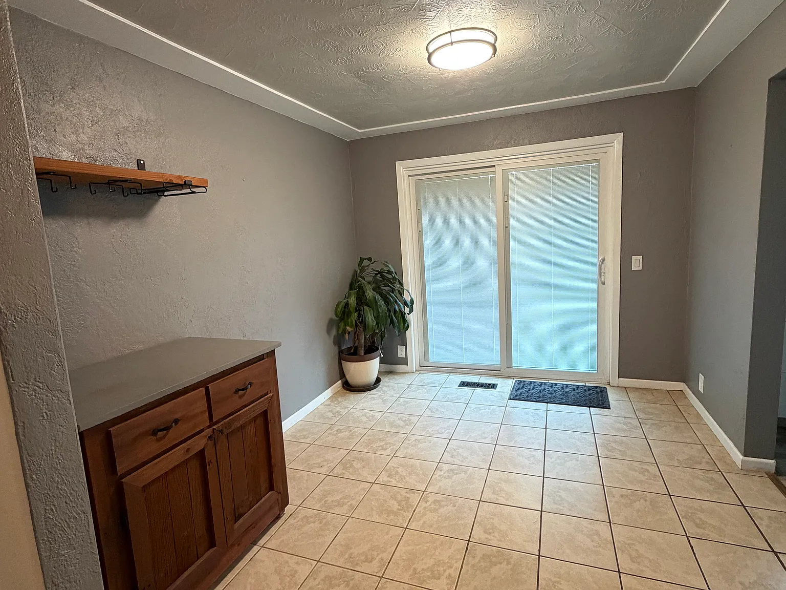 3 bed, 1245 sqft, $2,300 — Photo 3