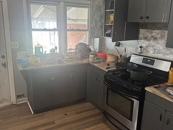 4th image of 455 E Airy St
