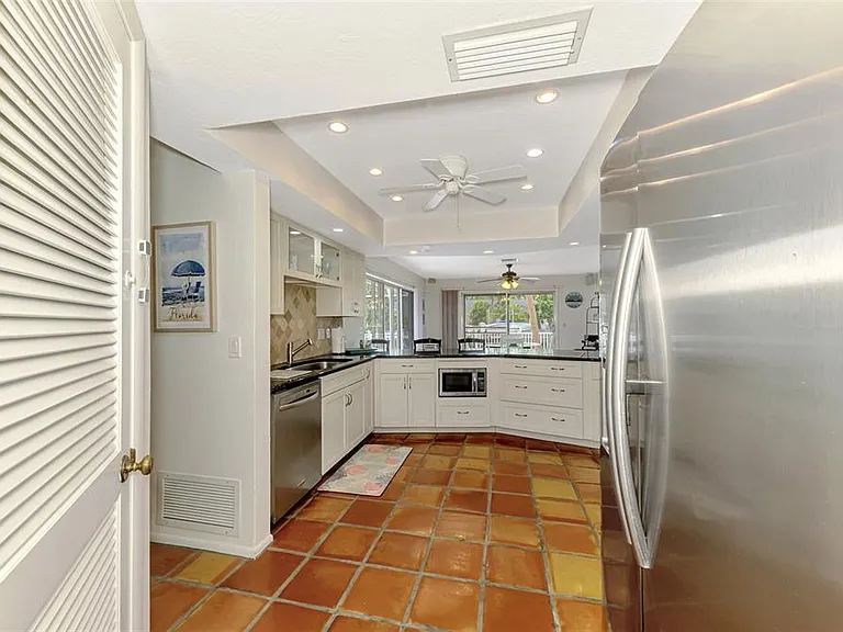 4946 Commonwealth Dr — Photo 17