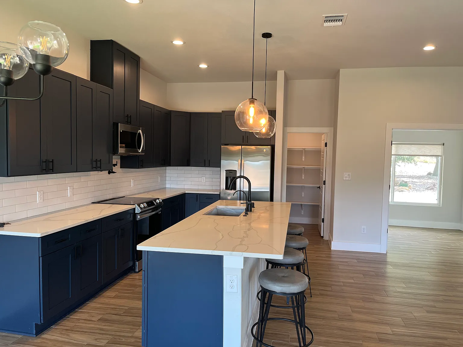 3 bed, 1800 sqft, $2,500 — Photo 4