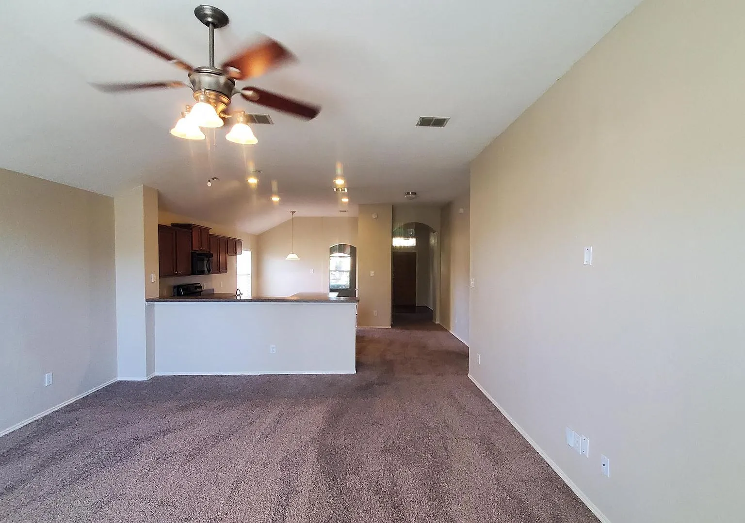 Wonderful home with chefs delight kitchen! — Photo 3