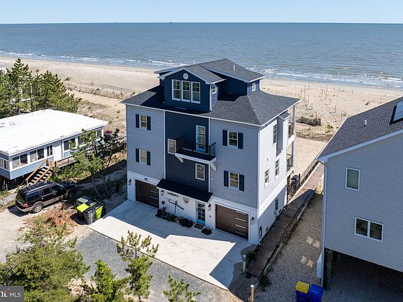 3rd image of 402 Bay Front Rd