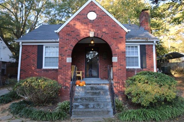 2nd image of 637 Watson St