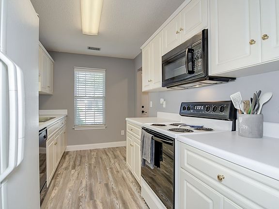 5th image of 38 Charlestowne Dr