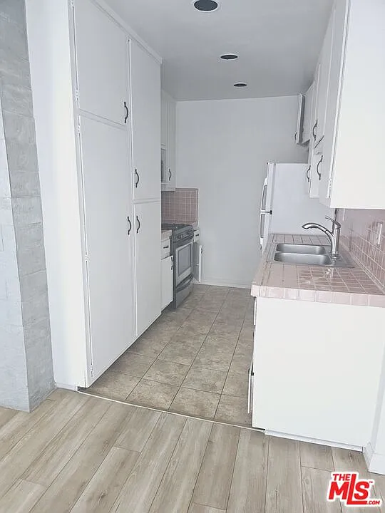 1166 Amherst Ave — Photo 2